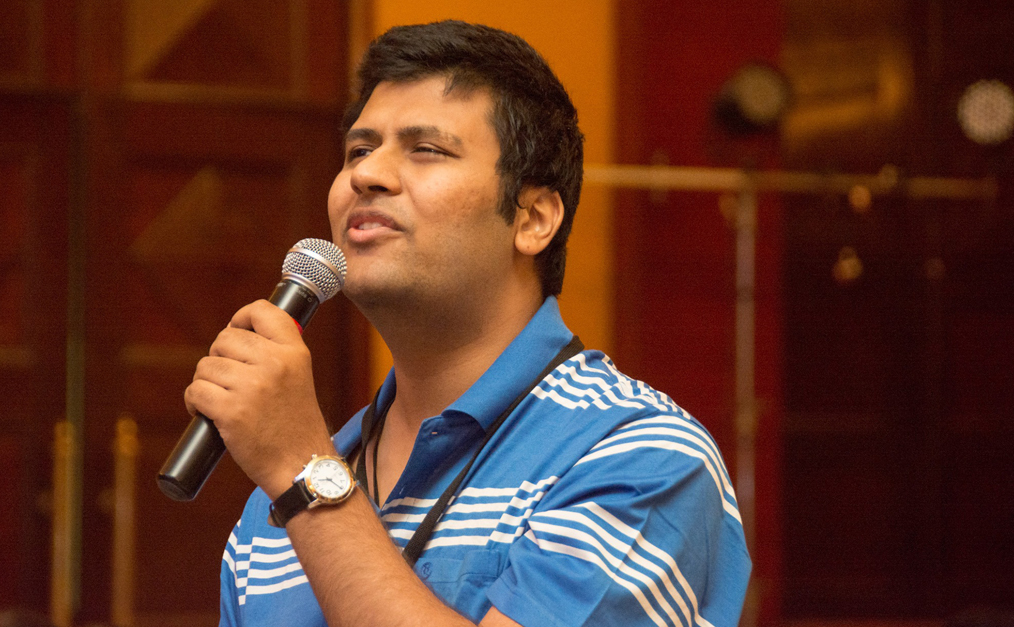 Raghavendra speaking at a Blogger event, 2015.