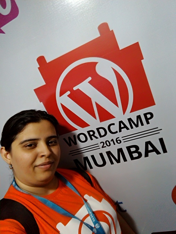 Мехер на фото с табличкой WordCamp Mumbai 2016