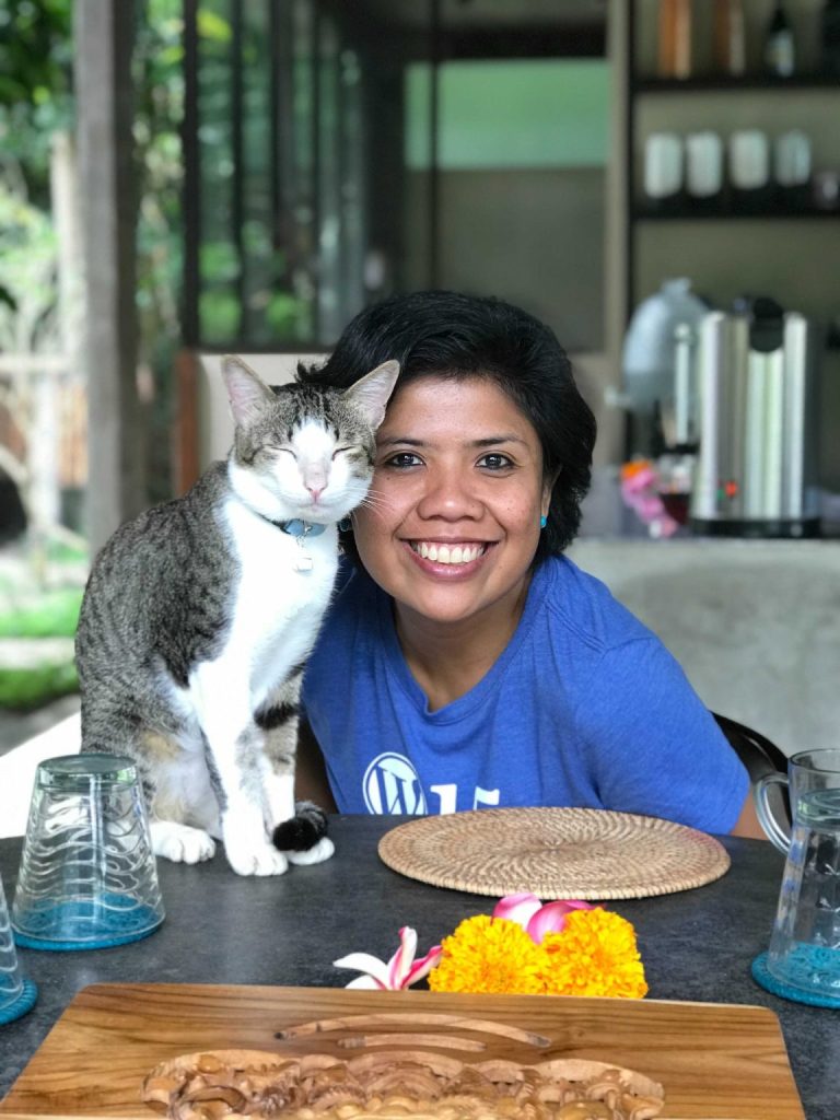 Девин изображена с одной из своих кошек